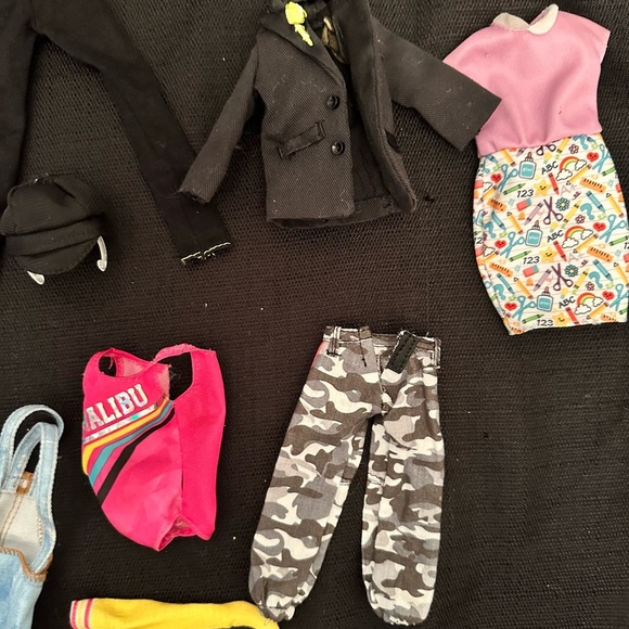 Vintage Collectable And Modern Barbie Clothing And Accessories 14 items - Picture 4 of 6